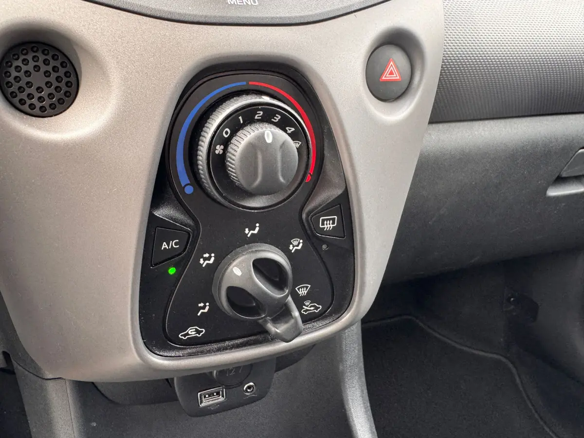 1.0 e-VTi Active | Airco | Bluetooth | DAB | Elektrische Ramen | | Achterbank in delen neerklapbaar | Alarm klasse 1(startblokkering) | Anti Blokkeer Systeem