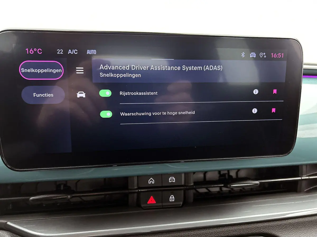 Urban 110pk Hybrid Automaat | Navigatie | Camera achter | Stoelverwarming | Cruise control | Apple Carplay en Android auto