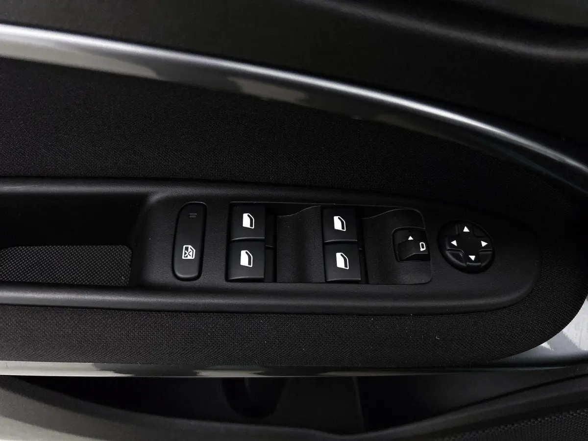 Urban 110pk Hybrid Automaat | Navigatie | Camera achter | Stoelverwarming | Cruise control | Apple Carplay en Android auto
