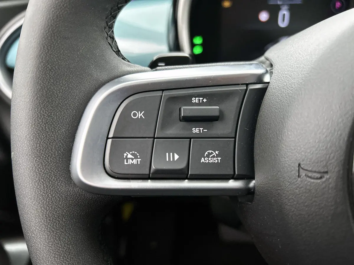 Urban 110pk Hybrid Automaat | Navigatie | Camera achter | Stoelverwarming | Cruise control | Apple Carplay en Android auto