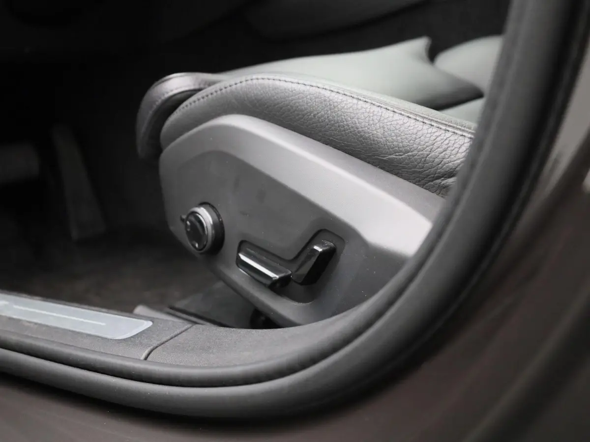 T8 PHEV Plus Bright Aut. AUTOMAAT | LEDER | SPORTSTOELEN | VIRTUEEL | NAVIGATIE | CAMERA | LMV | DAB | MEMORY | ELEKTRISCHE STOEL | VOOR EN ACHTER STOELVERWARMING | 12 MAANDEN BOVAG GARANTIE