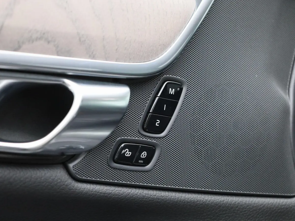 T8 PHEV Plus Bright Aut. AUTOMAAT | LEDER | SPORTSTOELEN | VIRTUEEL | NAVIGATIE | CAMERA | LMV | DAB | MEMORY | ELEKTRISCHE STOEL | VOOR EN ACHTER STOELVERWARMING | 12 MAANDEN BOVAG GARANTIE