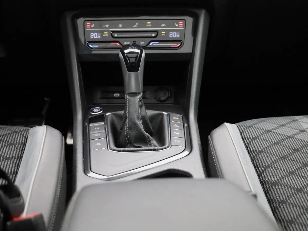 1.4 TSI eHybrid R-Line Business+ 245 PK| Panoramadak | Trekhaak | LED Matrix | Dodehoek Detectie | Navigatie | Stoelverwarming | Achteruitrijcamera | Stuurwielverwarming | Dynamic Chassis Co