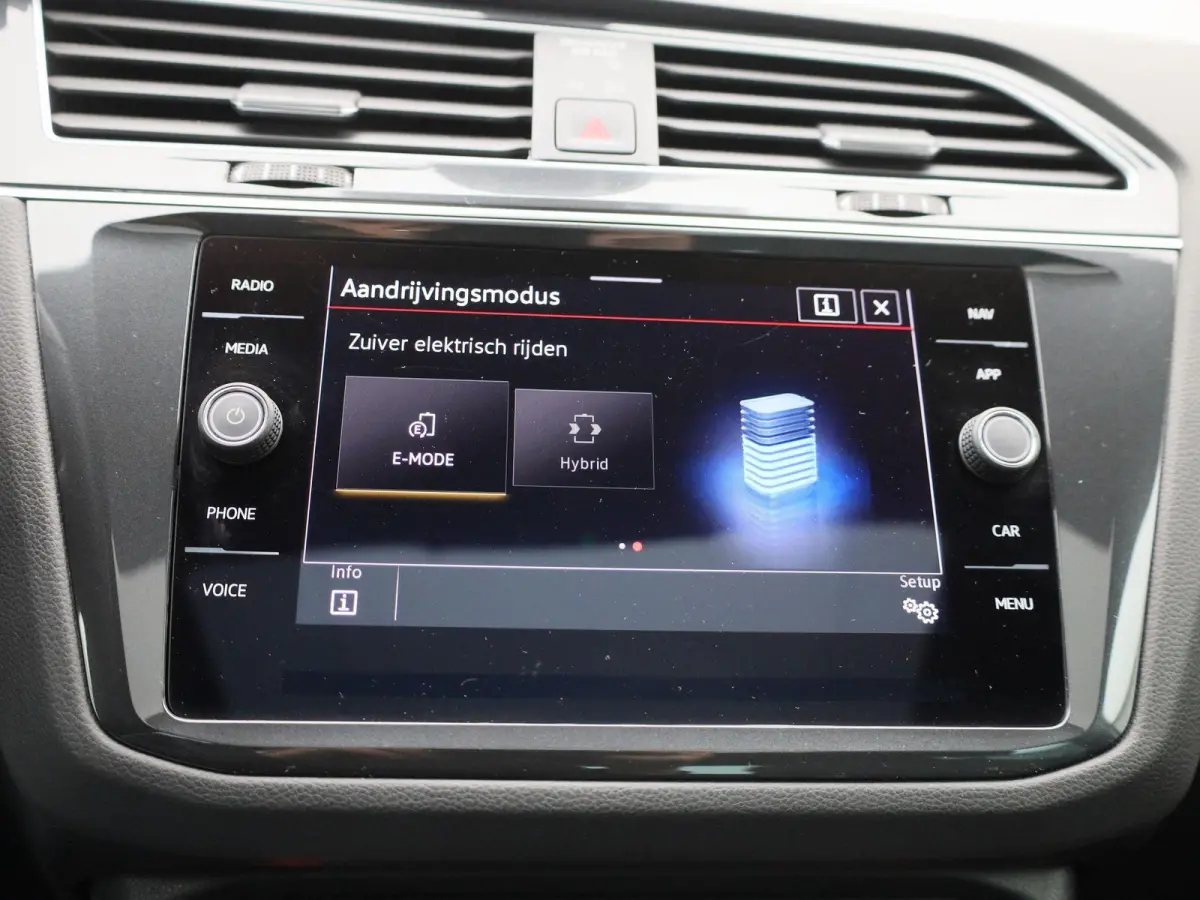 1.4 TSI eHybrid R-Line Business+ 245 PK| Panoramadak | Trekhaak | LED Matrix | Dodehoek Detectie | Navigatie | Stoelverwarming | Achteruitrijcamera | Stuurwielverwarming | Dynamic Chassis Co