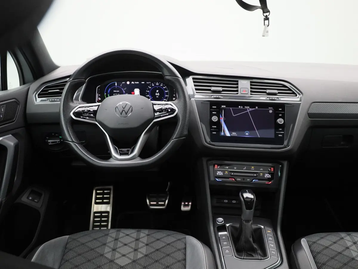 1.4 TSI eHybrid R-Line Business+ 245 PK| Panoramadak | Trekhaak | LED Matrix | Dodehoek Detectie | Navigatie | Stoelverwarming | Achteruitrijcamera | Stuurwielverwarming | Dynamic Chassis Co