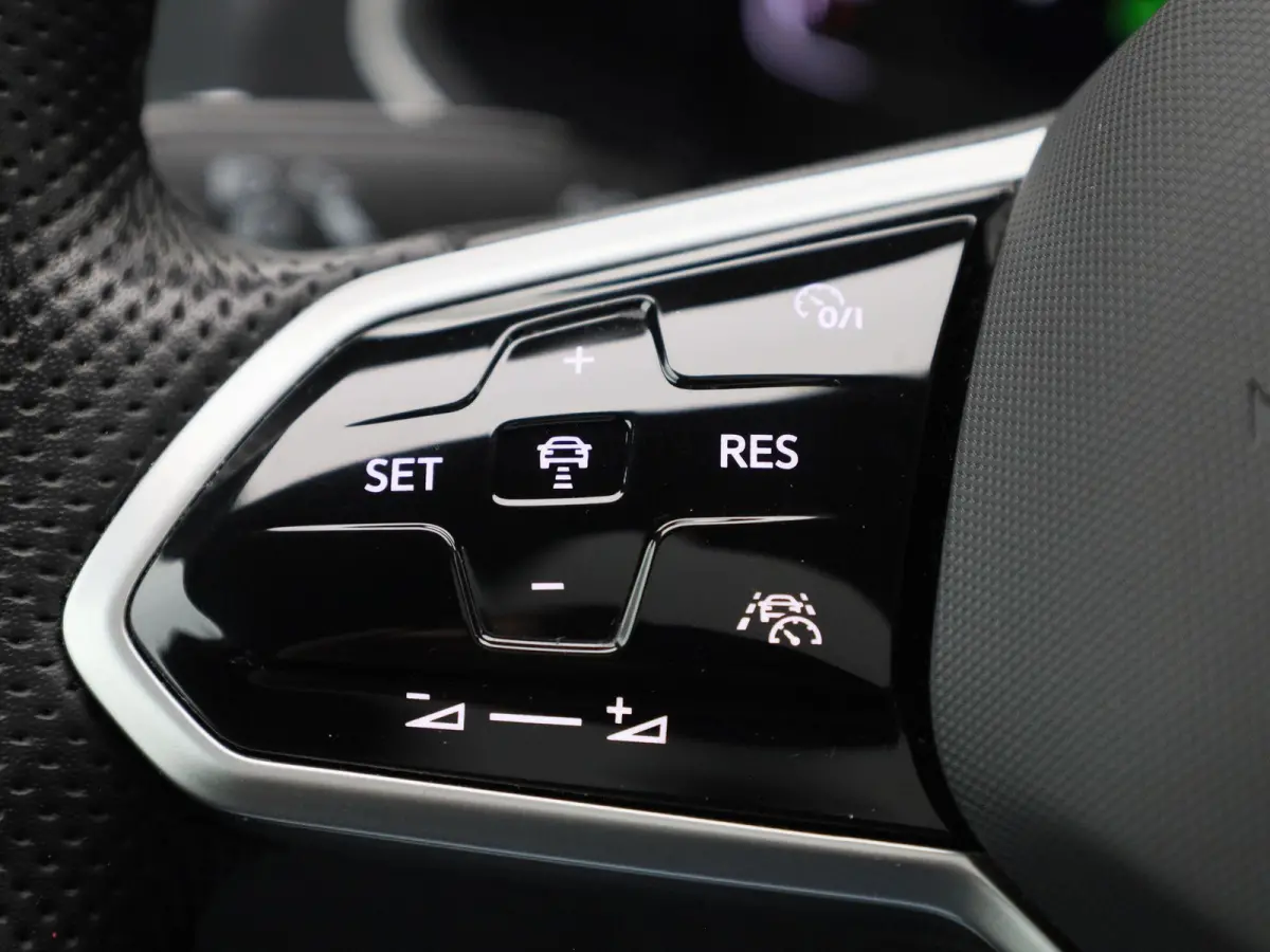 1.4 TSI eHybrid R-Line Business+ 245 PK| Panoramadak | Trekhaak | LED Matrix | Dodehoek Detectie | Navigatie | Stoelverwarming | Achteruitrijcamera | Stuurwielverwarming | Dynamic Chassis Co