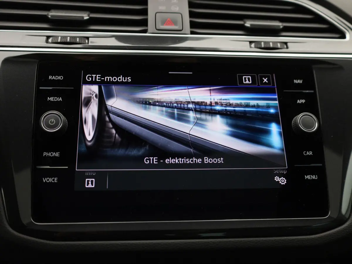 1.4 TSI eHybrid R-Line Business+ 245 PK| Panoramadak | Trekhaak | LED Matrix | Dodehoek Detectie | Navigatie | Stoelverwarming | Achteruitrijcamera | Stuurwielverwarming | Dynamic Chassis Co