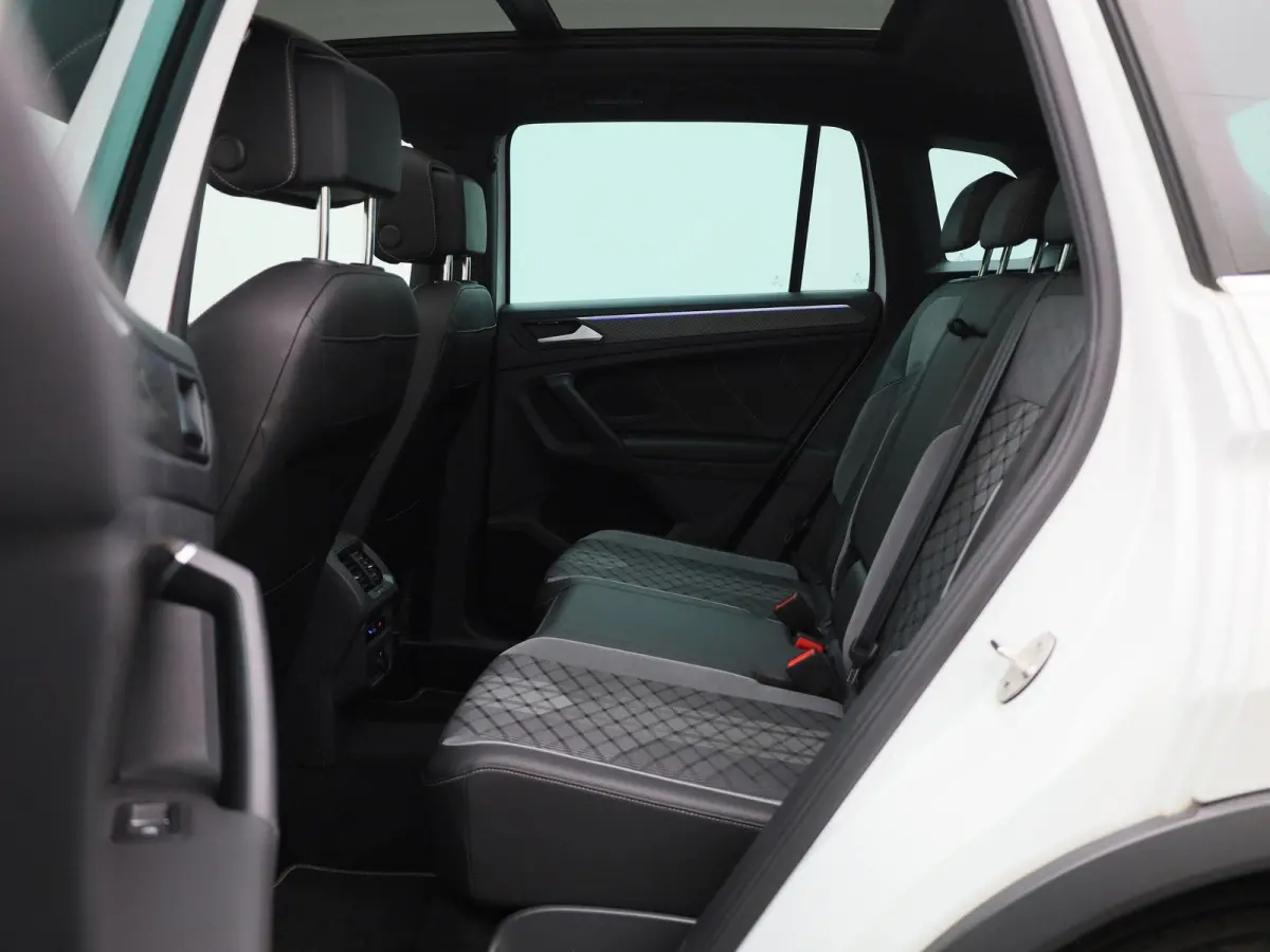 1.4 TSI eHybrid R-Line Business+ 245 PK| Panoramadak | Trekhaak | LED Matrix | Dodehoek Detectie | Navigatie | Stoelverwarming | Achteruitrijcamera | Stuurwielverwarming | Dynamic Chassis Co