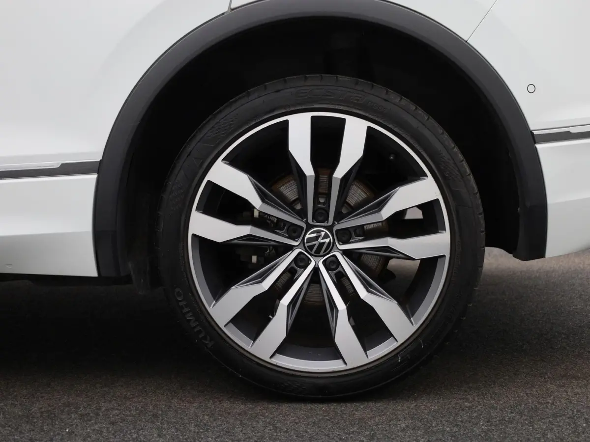 1.4 TSI eHybrid R-Line Business+ 245 PK| Panoramadak | Trekhaak | LED Matrix | Dodehoek Detectie | Navigatie | Stoelverwarming | Achteruitrijcamera | Stuurwielverwarming | Dynamic Chassis Co