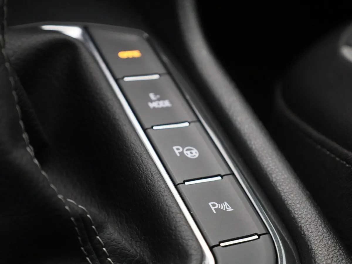 1.4 TSI eHybrid R-Line Business+ 245 PK| Panoramadak | Trekhaak | LED Matrix | Dodehoek Detectie | Navigatie | Stoelverwarming | Achteruitrijcamera | Stuurwielverwarming | Dynamic Chassis Co