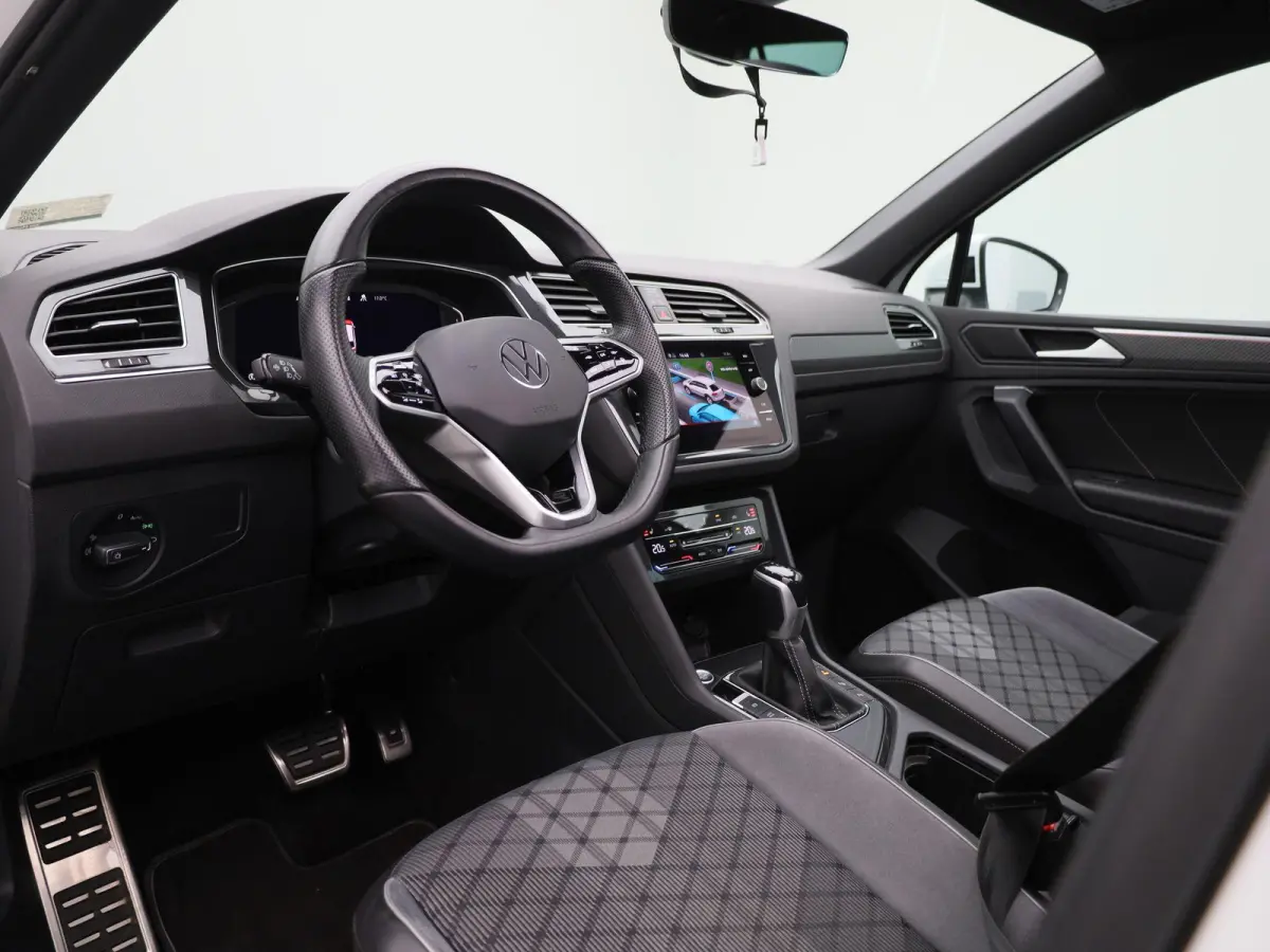1.4 TSI eHybrid R-Line Business+ 245 PK| Panoramadak | Trekhaak | LED Matrix | Dodehoek Detectie | Navigatie | Stoelverwarming | Achteruitrijcamera | Stuurwielverwarming | Dynamic Chassis Co