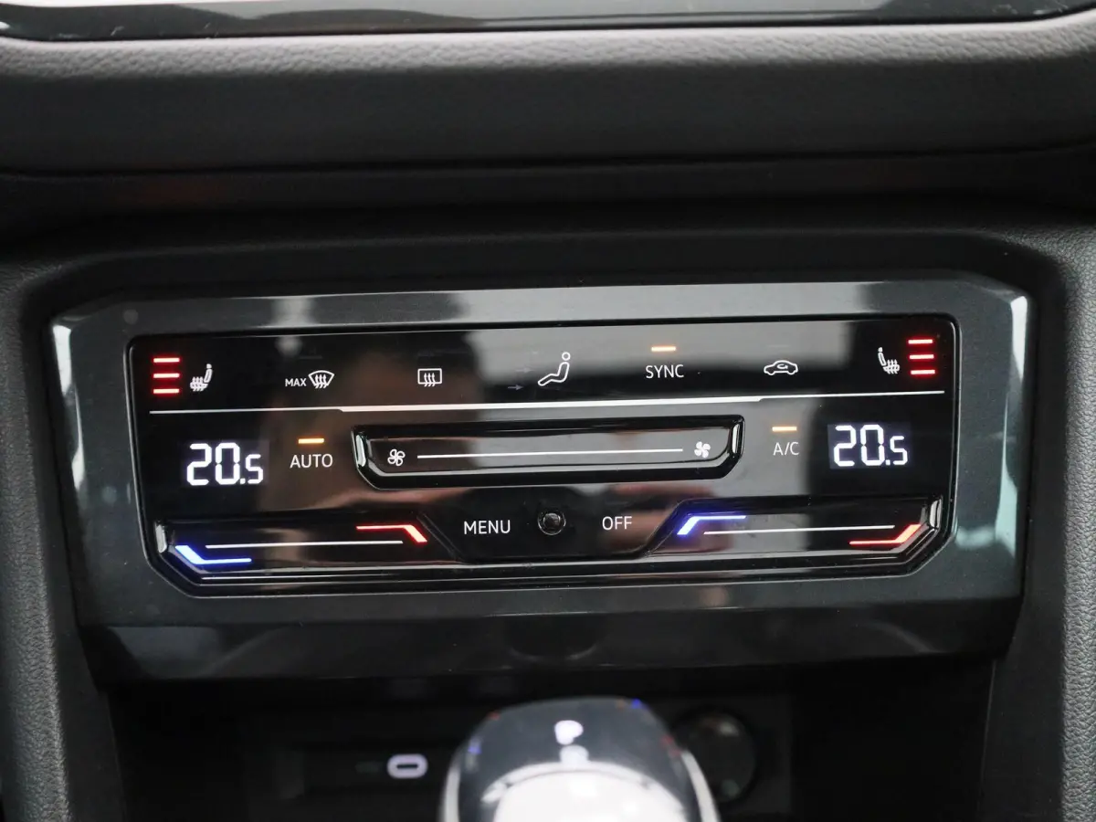 1.4 TSI eHybrid R-Line Business+ 245 PK| Panoramadak | Trekhaak | LED Matrix | Dodehoek Detectie | Navigatie | Stoelverwarming | Achteruitrijcamera | Stuurwielverwarming | Dynamic Chassis Co