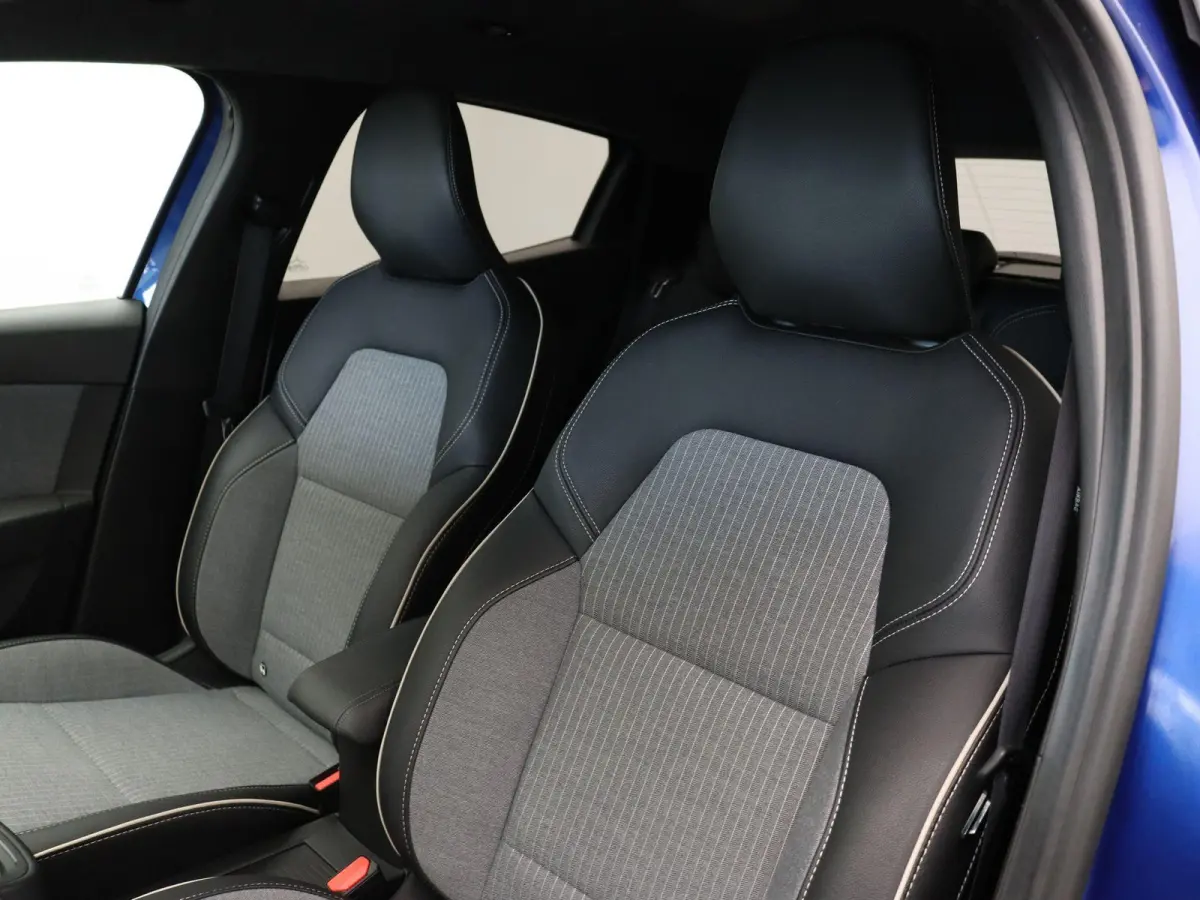 1.6 E-Tech Full Hybrid 145 techno | Achteruitrijcamera | Climate Control | Lichtmetalen velgen | Navigatie met Apple Carplay en Android Auto |