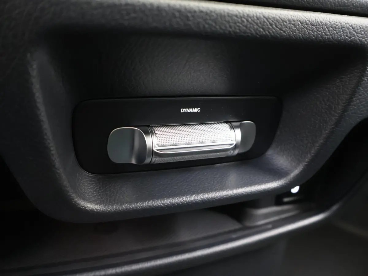 129 L2 PRO 90kWh | 8-PERSOONS | Snelladen 110 KWh | Navigatie | Parkeerpakket | Comfortbestuurdersstoel | Dodehoekassistent | 8 Zitplaatsen |