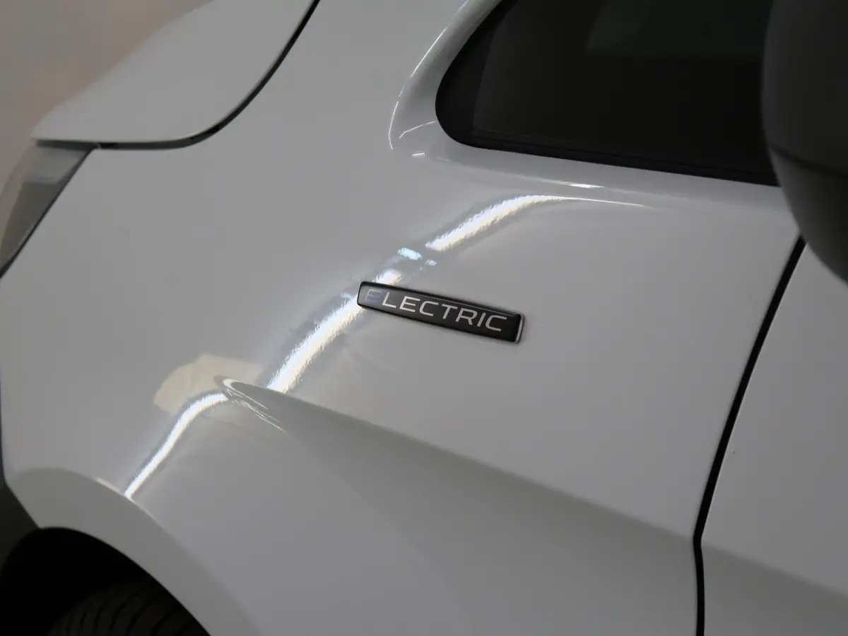 129 L2 PRO 90kWh | 8-PERSOONS | Snelladen 110 KWh | Navigatie | Parkeerpakket | Comfortbestuurdersstoel | Dodehoekassistent | 8 Zitplaatsen |