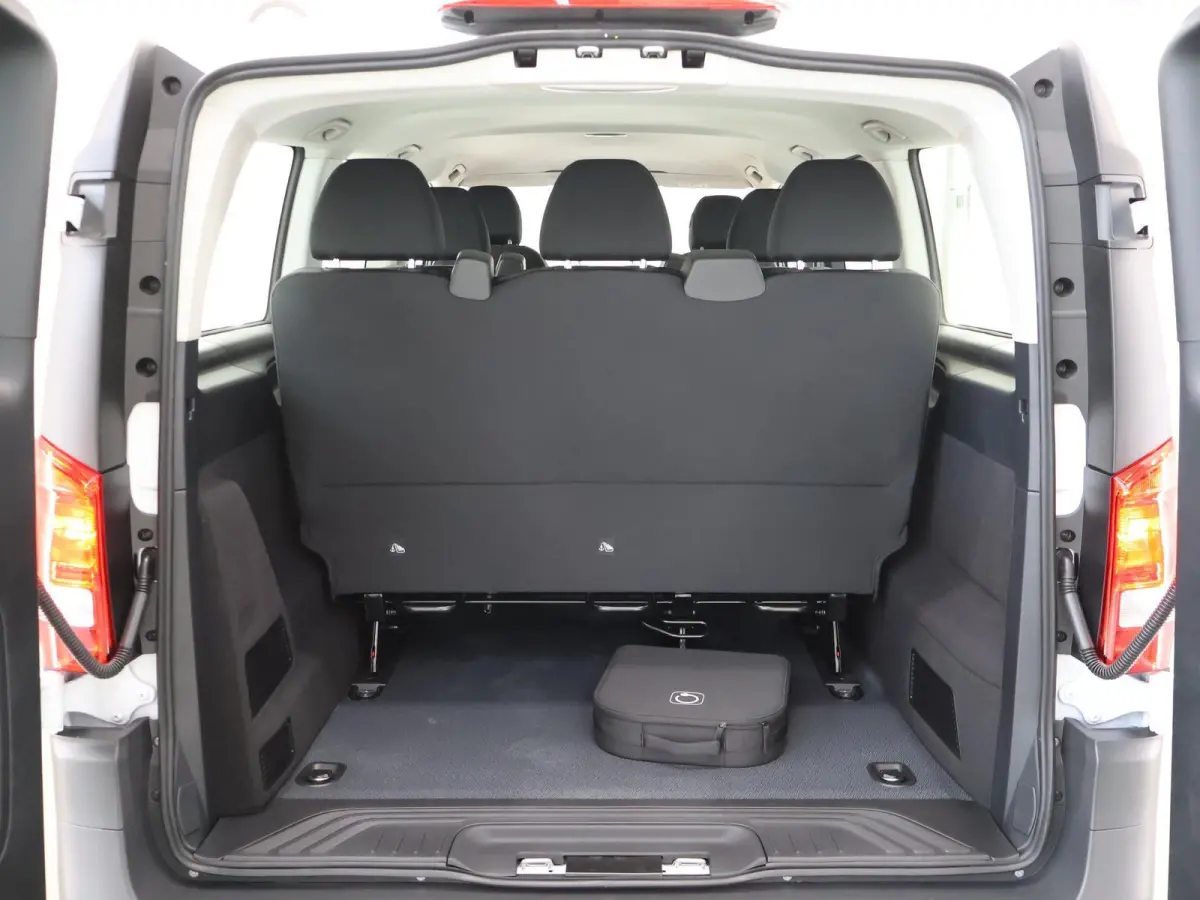 129 L2 PRO 90kWh | 8-PERSOONS | Snelladen 110 KWh | Navigatie | Parkeerpakket | Comfortbestuurdersstoel | Dodehoekassistent | 8 Zitplaatsen |
