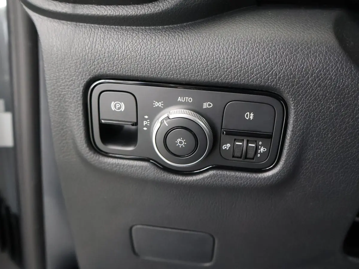 129 L2 PRO 90kWh | 8-PERSOONS | Snelladen 110 KWh | Navigatie | Parkeerpakket | Comfortbestuurdersstoel | Dodehoekassistent | 8 Zitplaatsen |