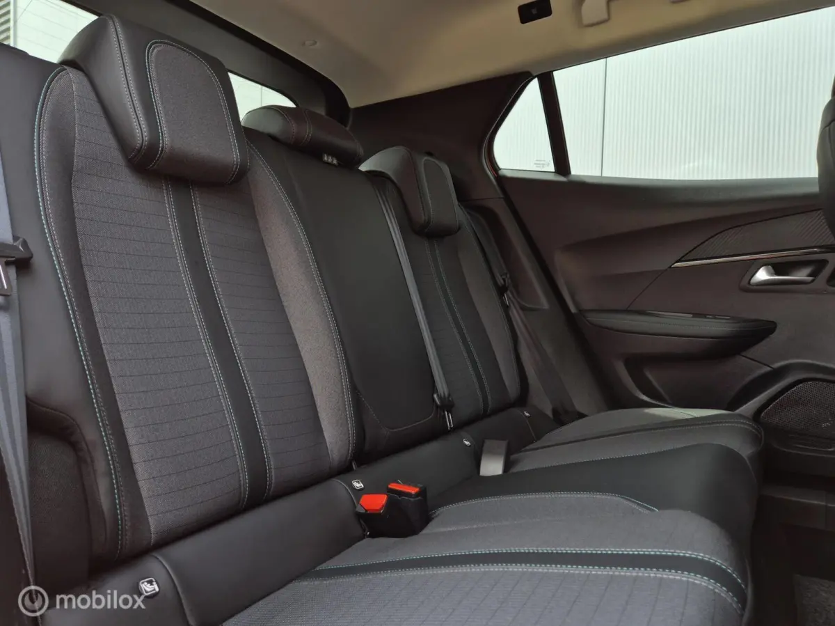 1.2 PURETECH ALLURE AUTOMAAT/CAMERA/FULL LED/KEYLESS/HALF-LEDER/I-COCKPIT