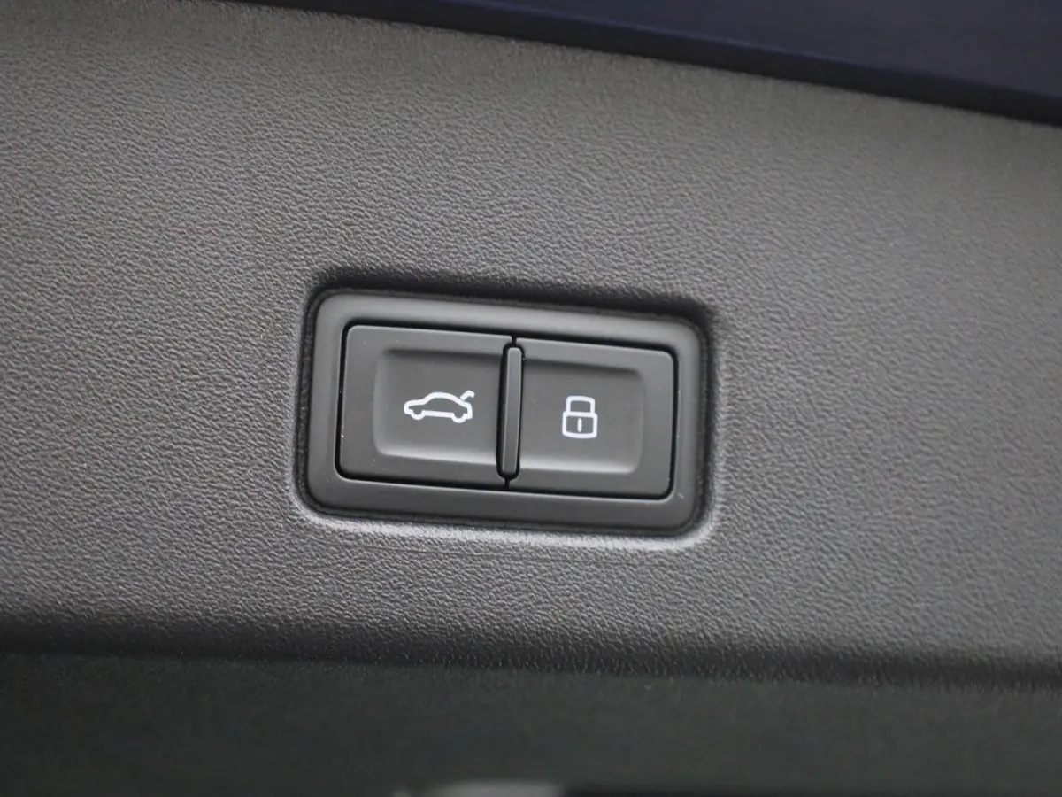 40 Edition 63 kWh l Climate control l Navigatie l Parkeersensoren l Privacy glas l Stoelverwarming l LED-koplampen l Audi sound system l Audi virtual cockpit l Lichtmetalen wielen
