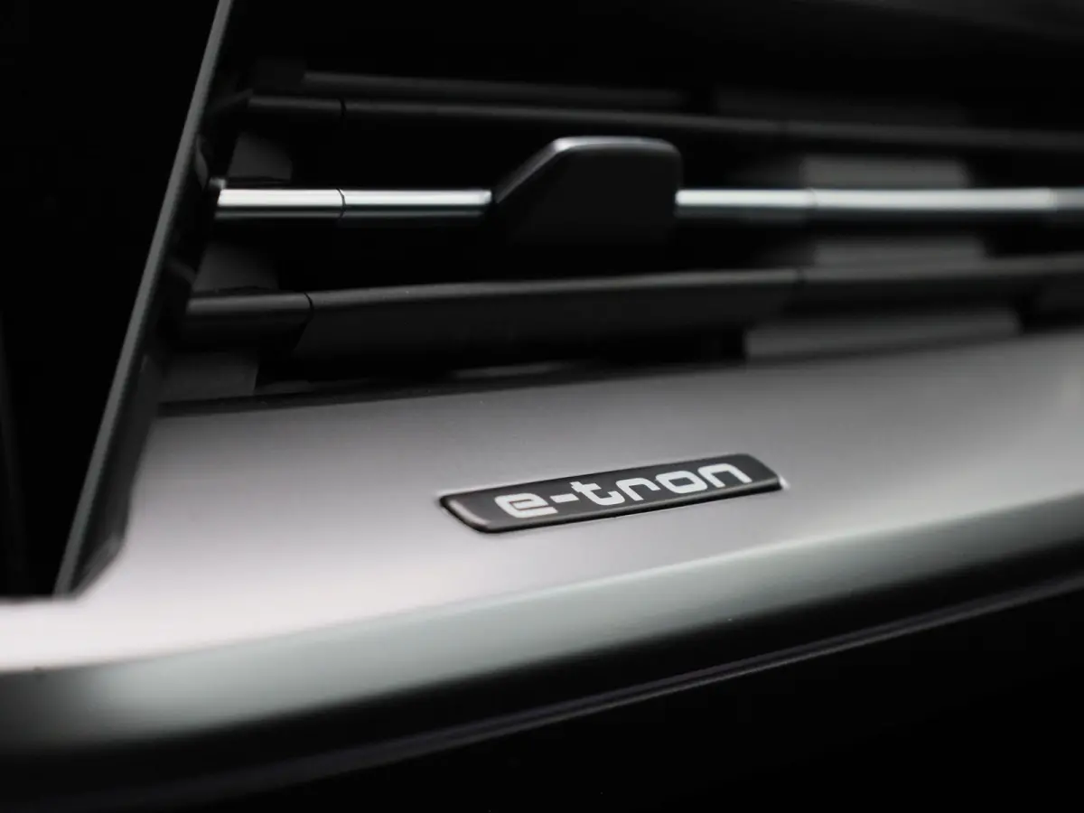 40 Edition 63 kWh l Climate control l Navigatie l Parkeersensoren l Privacy glas l Stoelverwarming l LED-koplampen l Audi sound system l Audi virtual cockpit l Lichtmetalen wielen