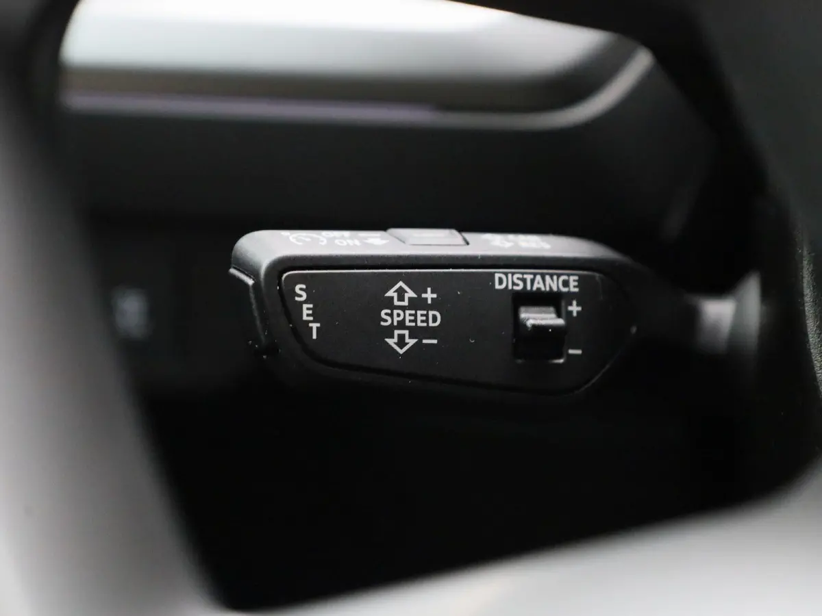 40 Edition 63 kWh l Climate control l Navigatie l Parkeersensoren l Privacy glas l Stoelverwarming l LED-koplampen l Audi sound system l Audi virtual cockpit l Lichtmetalen wielen