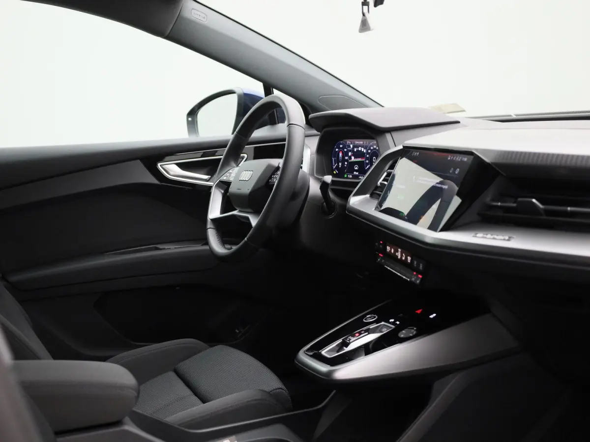 40 Edition 63 kWh l Climate control l Navigatie l Parkeersensoren l Privacy glas l Stoelverwarming l LED-koplampen l Audi sound system l Audi virtual cockpit l Lichtmetalen wielen