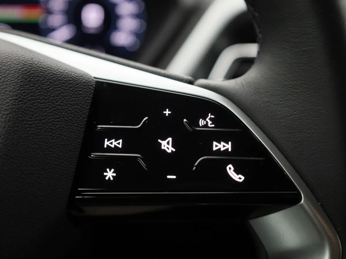 40 Edition 63 kWh l Climate control l Navigatie l Parkeersensoren l Privacy glas l Stoelverwarming l LED-koplampen l Audi sound system l Audi virtual cockpit l Lichtmetalen wielen