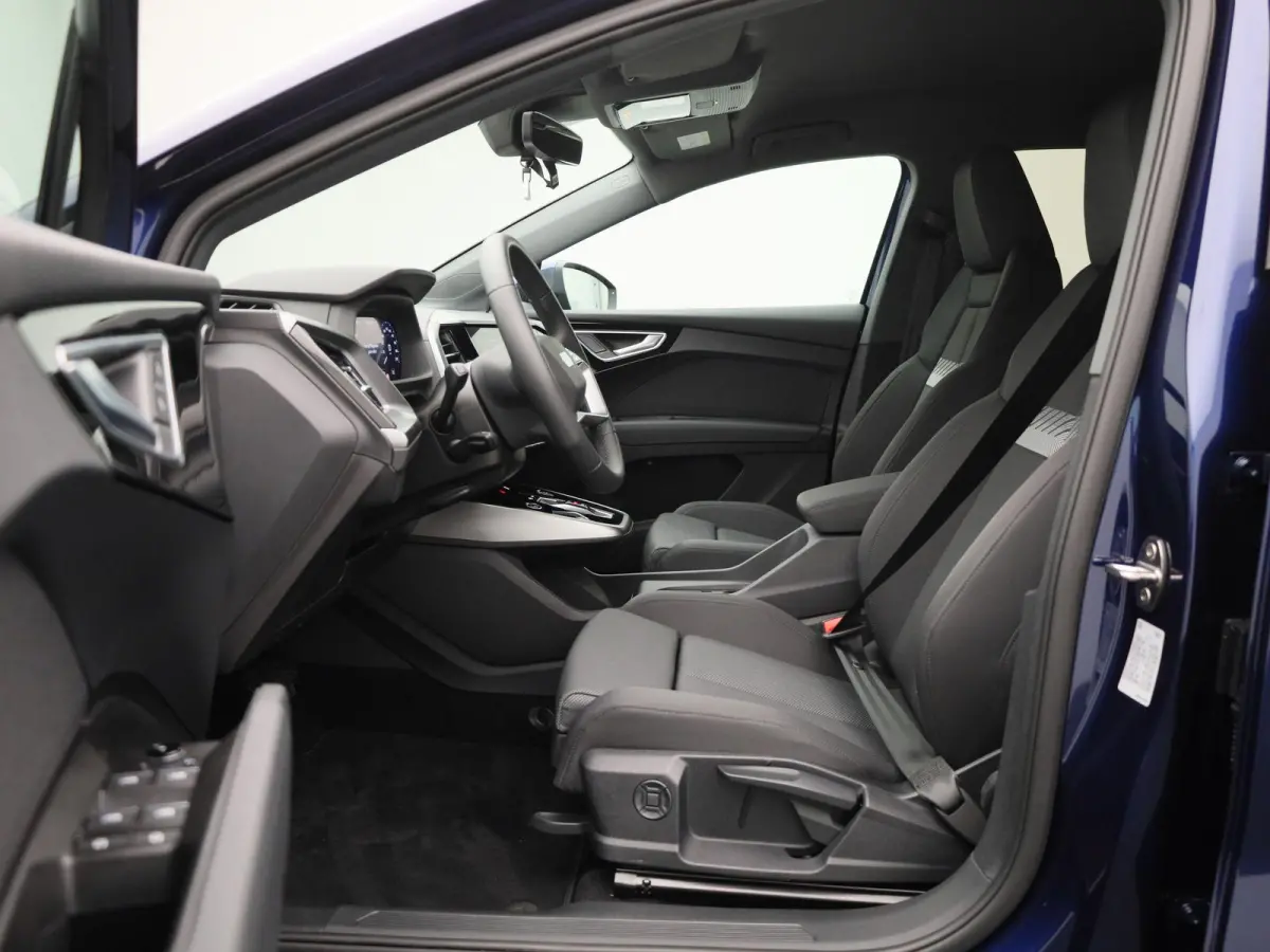 40 Edition 63 kWh l Climate control l Navigatie l Parkeersensoren l Privacy glas l Stoelverwarming l LED-koplampen l Audi sound system l Audi virtual cockpit l Lichtmetalen wielen