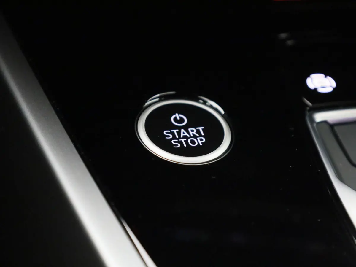 40 Edition 63 kWh l Climate control l Navigatie l Parkeersensoren l Privacy glas l Stoelverwarming l LED-koplampen l Audi sound system l Audi virtual cockpit l Lichtmetalen wielen