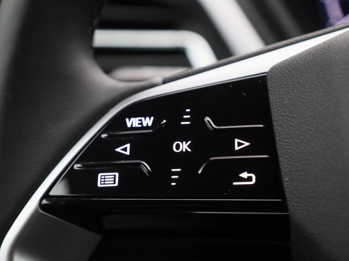 40 Edition 63 kWh l Climate control l Navigatie l Parkeersensoren l Privacy glas l Stoelverwarming l LED-koplampen l Audi sound system l Audi virtual cockpit l Lichtmetalen wielen