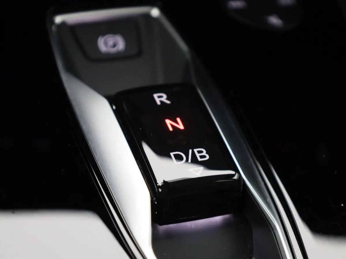 40 Edition 63 kWh l Climate control l Navigatie l Parkeersensoren l Privacy glas l Stoelverwarming l LED-koplampen l Audi sound system l Audi virtual cockpit l Lichtmetalen wielen
