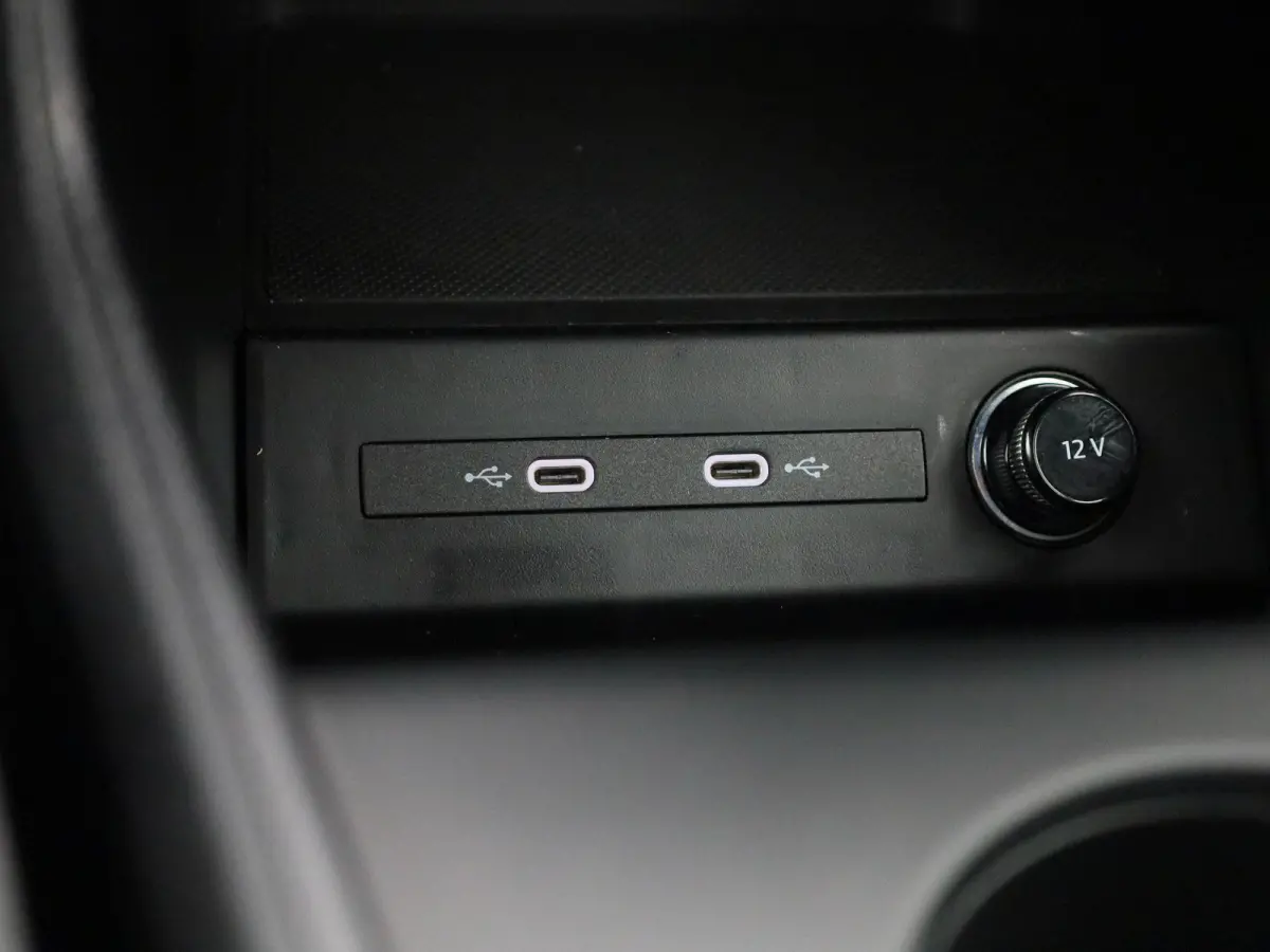 40 Edition 63 kWh l Climate control l Navigatie l Parkeersensoren l Privacy glas l Stoelverwarming l LED-koplampen l Audi sound system l Audi virtual cockpit l Lichtmetalen wielen