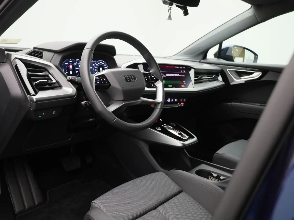 40 Edition 63 kWh l Climate control l Navigatie l Parkeersensoren l Privacy glas l Stoelverwarming l LED-koplampen l Audi sound system l Audi virtual cockpit l Lichtmetalen wielen