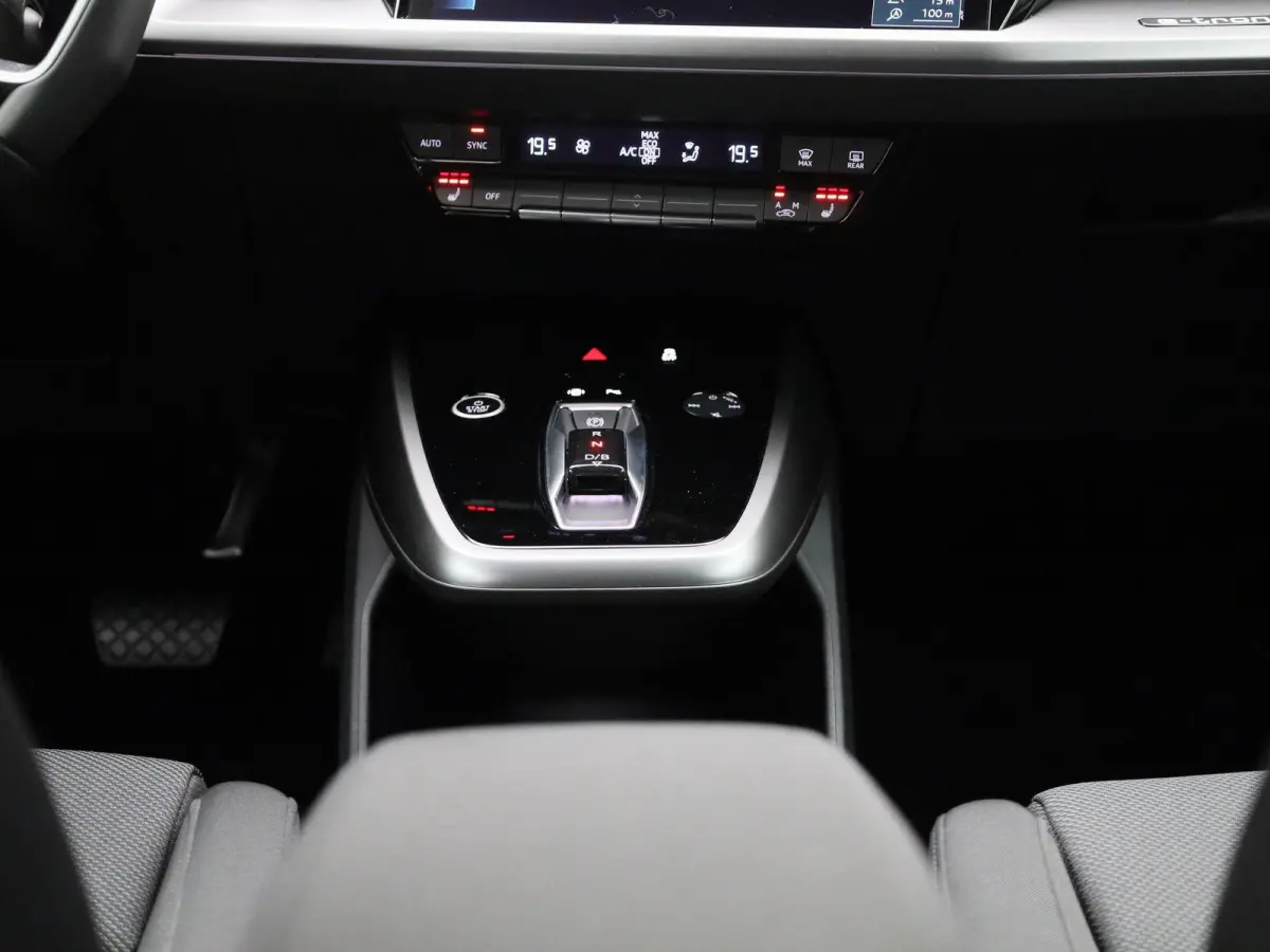 40 Edition 63 kWh l Climate control l Navigatie l Parkeersensoren l Privacy glas l Stoelverwarming l LED-koplampen l Audi sound system l Audi virtual cockpit l Lichtmetalen wielen