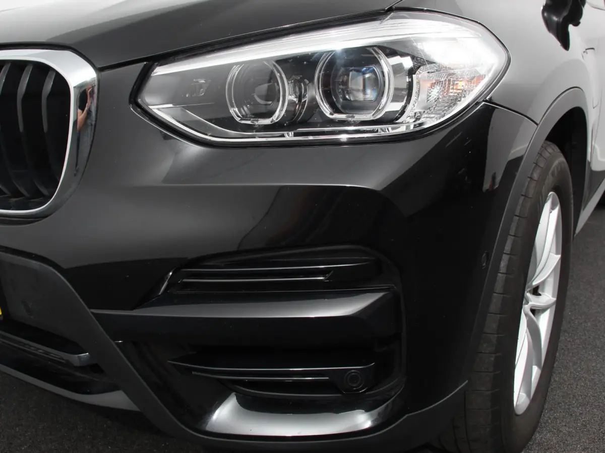 xDrive30e Plug in Hybride Advantage Automaat Navigatie Climate Control Adaptieve Cruise Control Head up display Led Dab Parkeer sensoren V+A Stoelverwarming Camera