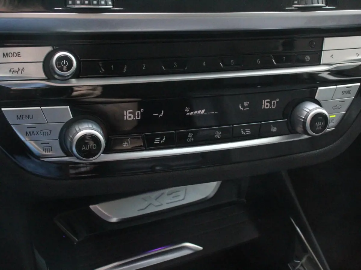 xDrive30e Plug in Hybride Advantage Automaat Navigatie Climate Control Adaptieve Cruise Control Head up display Led Dab Parkeer sensoren V+A Stoelverwarming Camera