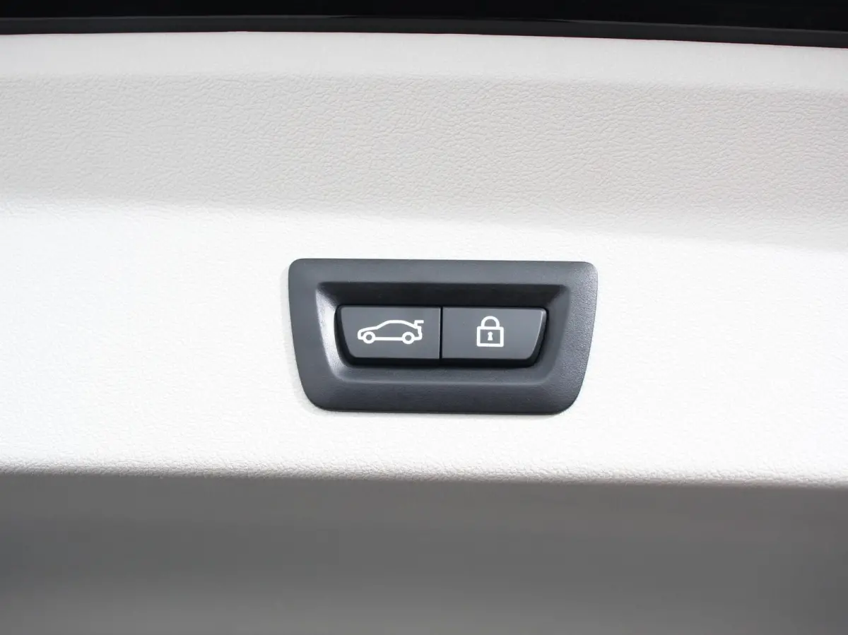 xDrive30e Plug in Hybride Advantage Automaat Navigatie Climate Control Adaptieve Cruise Control Head up display Led Dab Parkeer sensoren V+A Stoelverwarming Camera