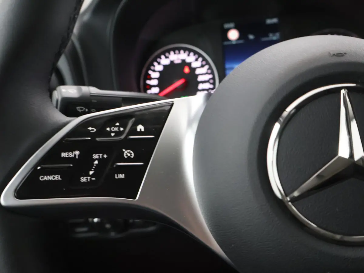 116 CDI Aut. | Lang L2 | Select | MODEL 2025 | Dodehoekassistent | LED koplampen | Cruise Control | Parkeercamera | Navigatie | DAB Radio | Verwarmd Stuurwiel | Lane-Assist | 3-zits | Achter