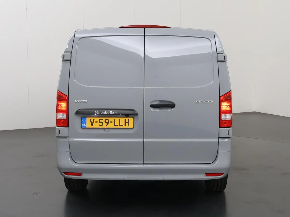 116 CDI Aut. | Lang L2 | Select | MODEL 2025 | Dodehoekassistent | LED koplampen | Cruise Control | Parkeercamera | Navigatie | DAB Radio | Verwarmd Stuurwiel | Lane-Assist | 3-zits | Achter