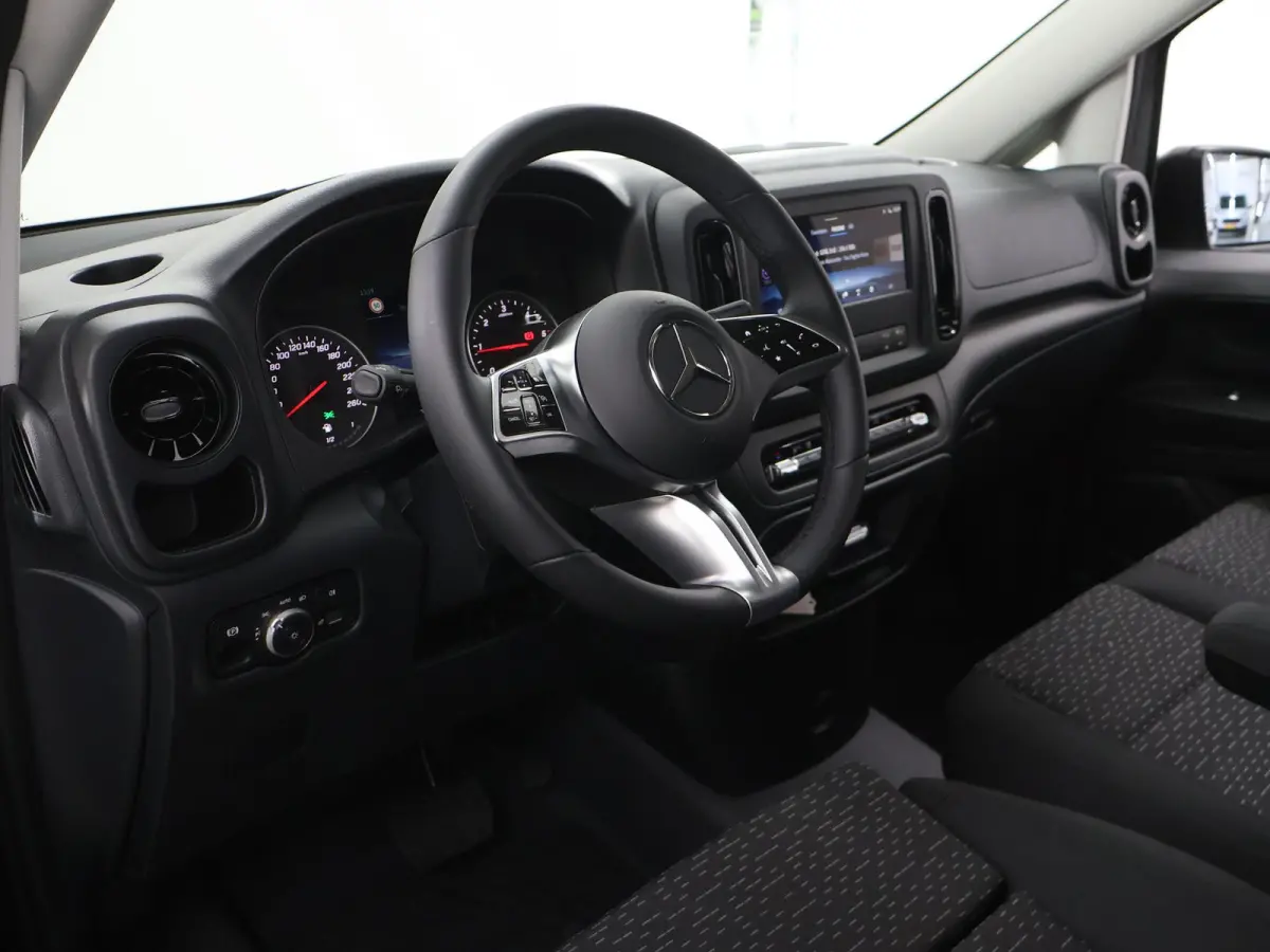 116 CDI Aut. | Lang L2 | Select | MODEL 2025 | Dodehoekassistent | LED koplampen | Cruise Control | Parkeercamera | Navigatie | DAB Radio | Verwarmd Stuurwiel | Lane-Assist | 3-zits | Achter