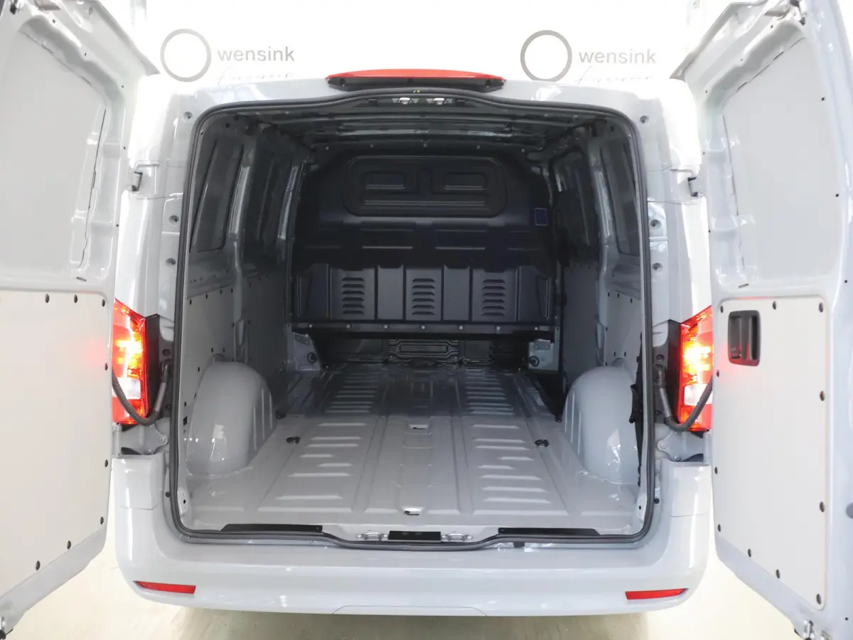 116 CDI Aut. | Lang L2 | Select | MODEL 2025 | Dodehoekassistent | LED koplampen | Cruise Control | Parkeercamera | Navigatie | DAB Radio | Verwarmd Stuurwiel | Lane-Assist | 3-zits | Achter