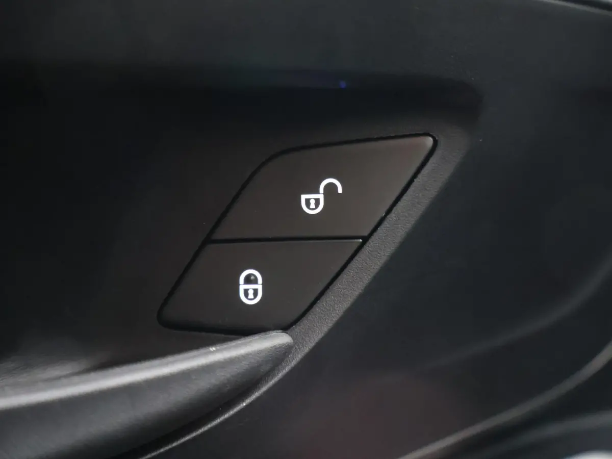 116 CDI Aut. | Lang L2 | Select | MODEL 2025 | Dodehoekassistent | LED koplampen | Cruise Control | Parkeercamera | Navigatie | DAB Radio | Verwarmd Stuurwiel | Lane-Assist | 3-zits | Achter