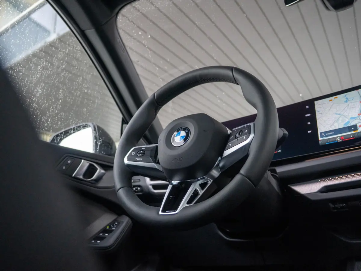 220 | M Sportpakket Pro | 18 inch | Stuurwielverwarming | Glazen panoramadak | Achteruitrijcamera | Driving Assistant Plus | Harman Kardon