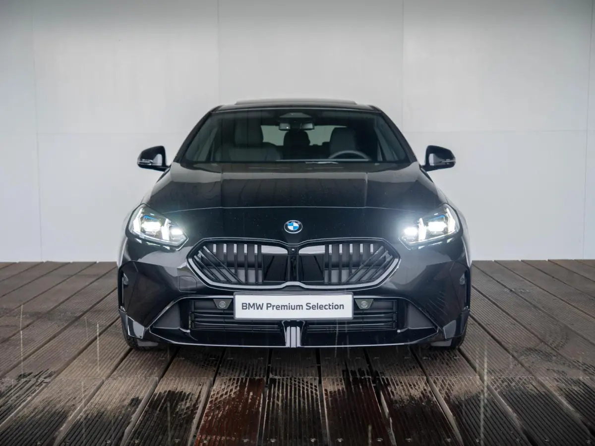 220 | M Sportpakket Pro | 18 inch | Stuurwielverwarming | Glazen panoramadak | Achteruitrijcamera | Driving Assistant Plus | Harman Kardon