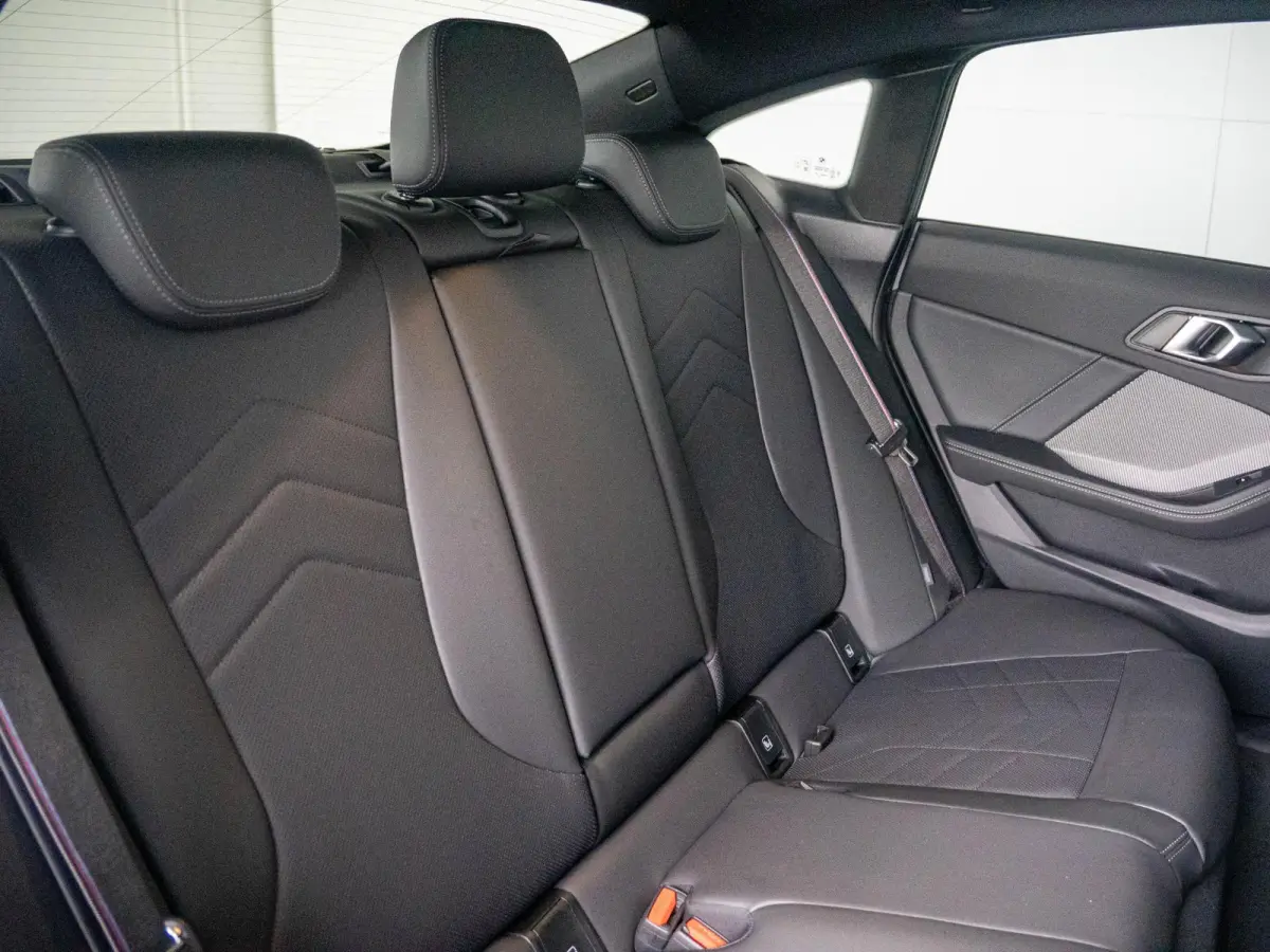 220 | M Sportpakket Pro | 18 inch | Stuurwielverwarming | Glazen panoramadak | Achteruitrijcamera | Driving Assistant Plus | Harman Kardon