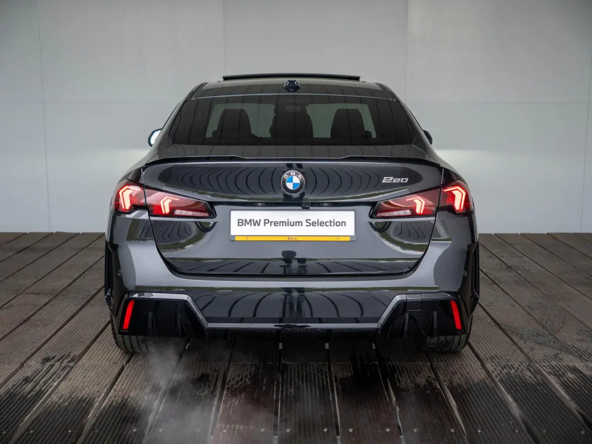 220 | M Sportpakket Pro | 18 inch | Stuurwielverwarming | Glazen panoramadak | Achteruitrijcamera | Driving Assistant Plus | Harman Kardon
