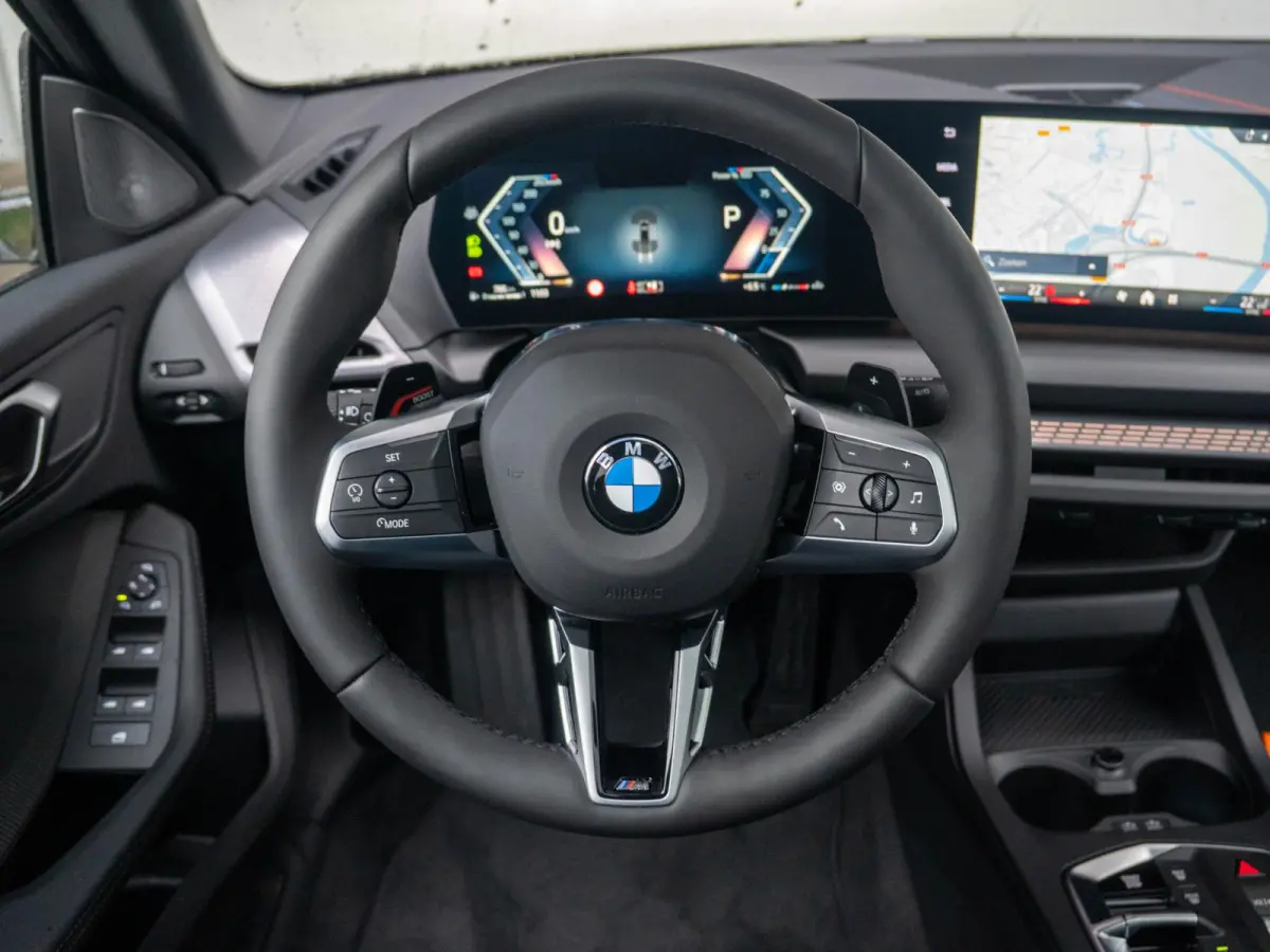 220 | M Sportpakket Pro | 18 inch | Stuurwielverwarming | Glazen panoramadak | Achteruitrijcamera | Driving Assistant Plus | Harman Kardon