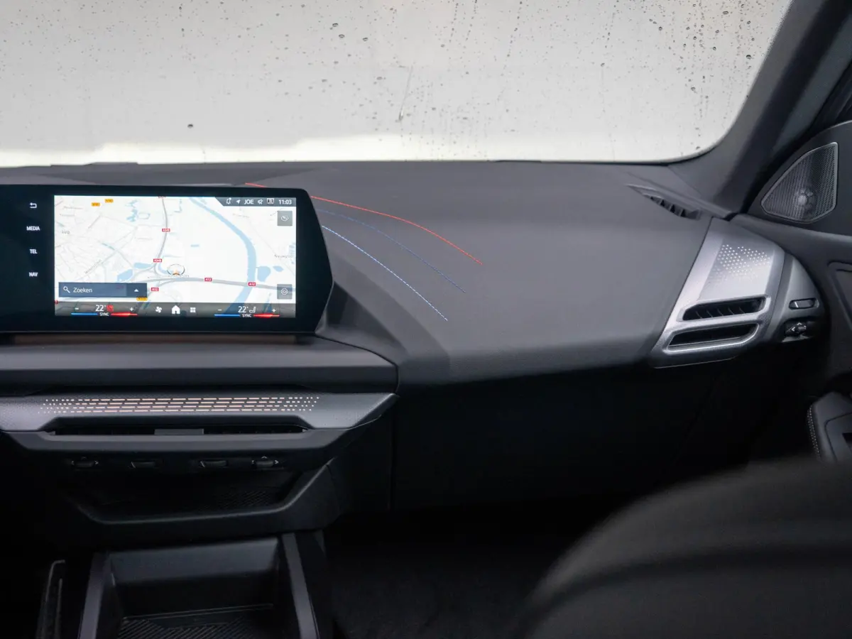 220 | M Sportpakket Pro | 18 inch | Stuurwielverwarming | Glazen panoramadak | Achteruitrijcamera | Driving Assistant Plus | Harman Kardon