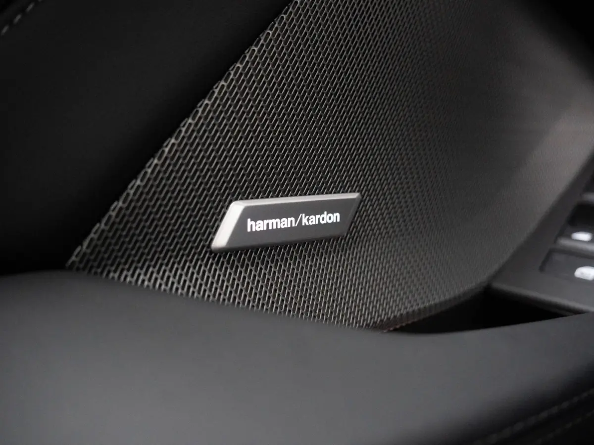 220 | M Sportpakket Pro | 18 inch | Stuurwielverwarming | Glazen panoramadak | Achteruitrijcamera | Driving Assistant Plus | Harman Kardon