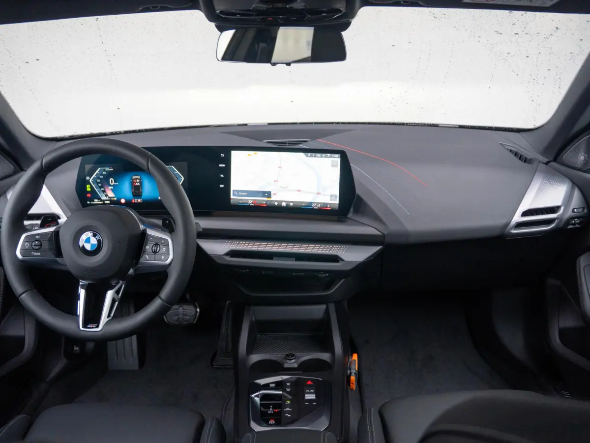 220 | M Sportpakket Pro | 18 inch | Stuurwielverwarming | Glazen panoramadak | Achteruitrijcamera | Driving Assistant Plus | Harman Kardon